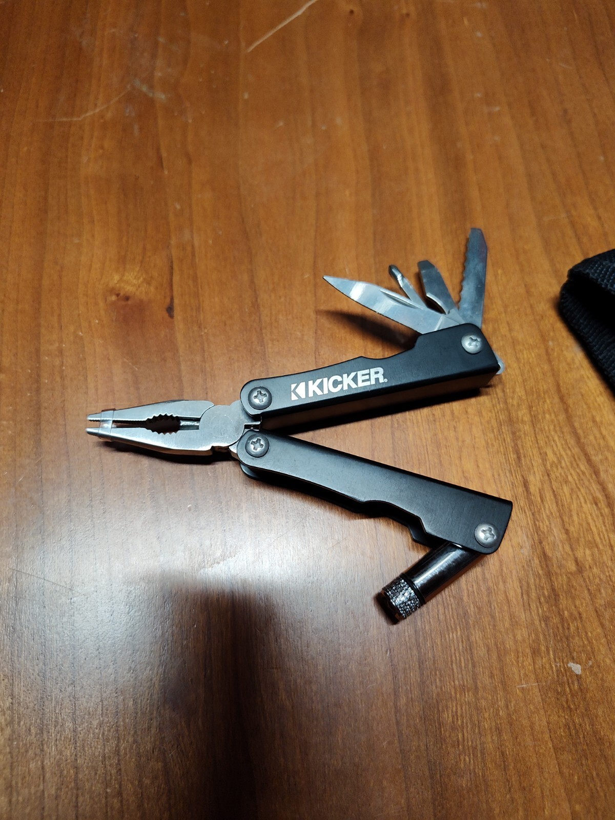 Mini Multi Tool 8 in 1 W/Case Kicker branded