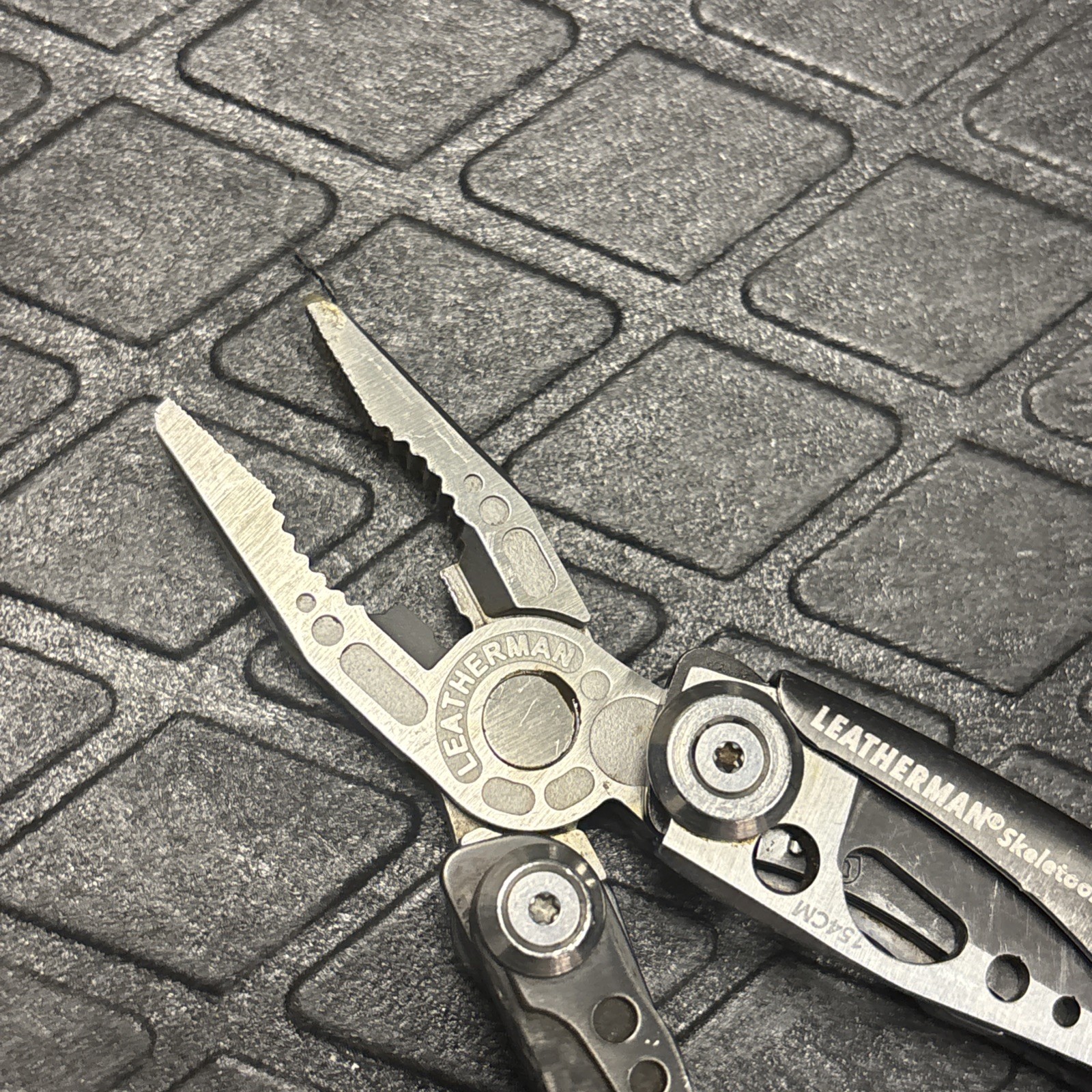 Leatherman Skeletool CX Multi-Tool Pliers Knife, Carbon Fiber