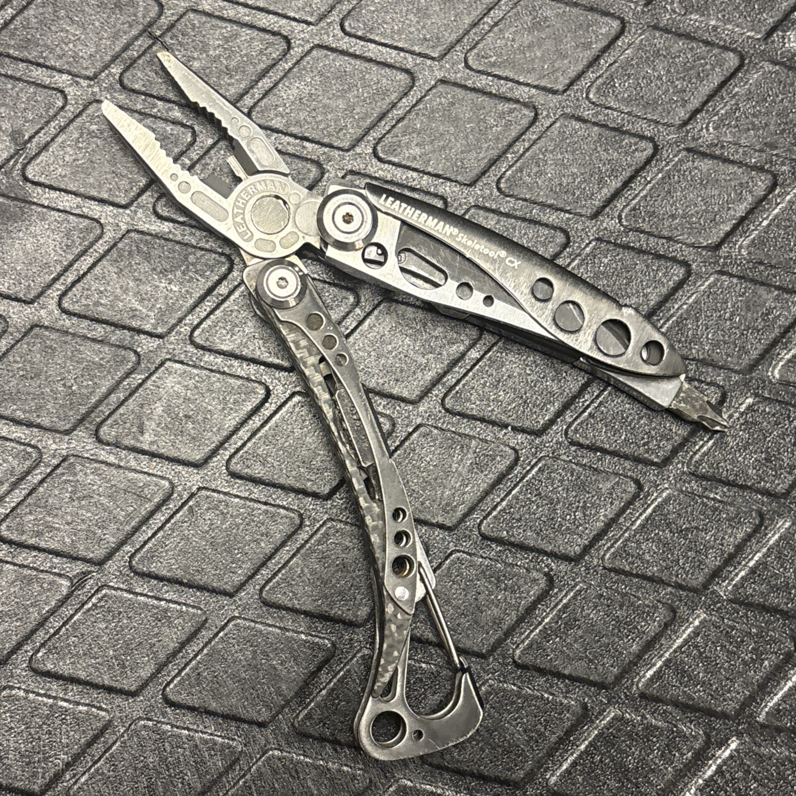 Leatherman Skeletool CX Multi-Tool Pliers Knife, Carbon Fiber