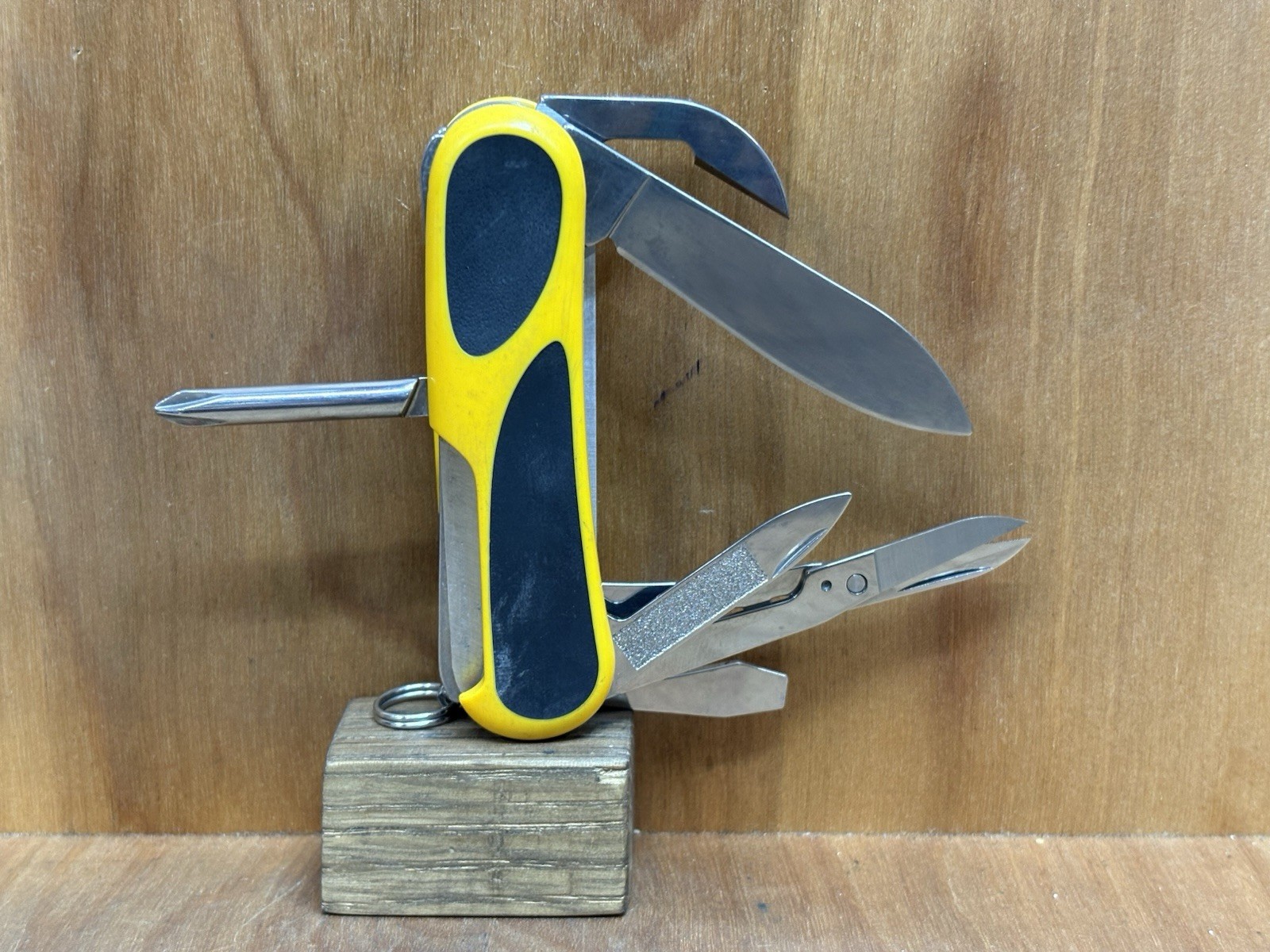 Victorinox Swiss Army Knives Evolution S18 Grip Yellow / Black NEAR MINT!