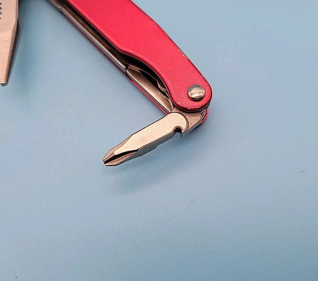 Leatherman JUICE C2 Multi-Tool – Dated 0509 – Red – Knife, Pliers *Retired*