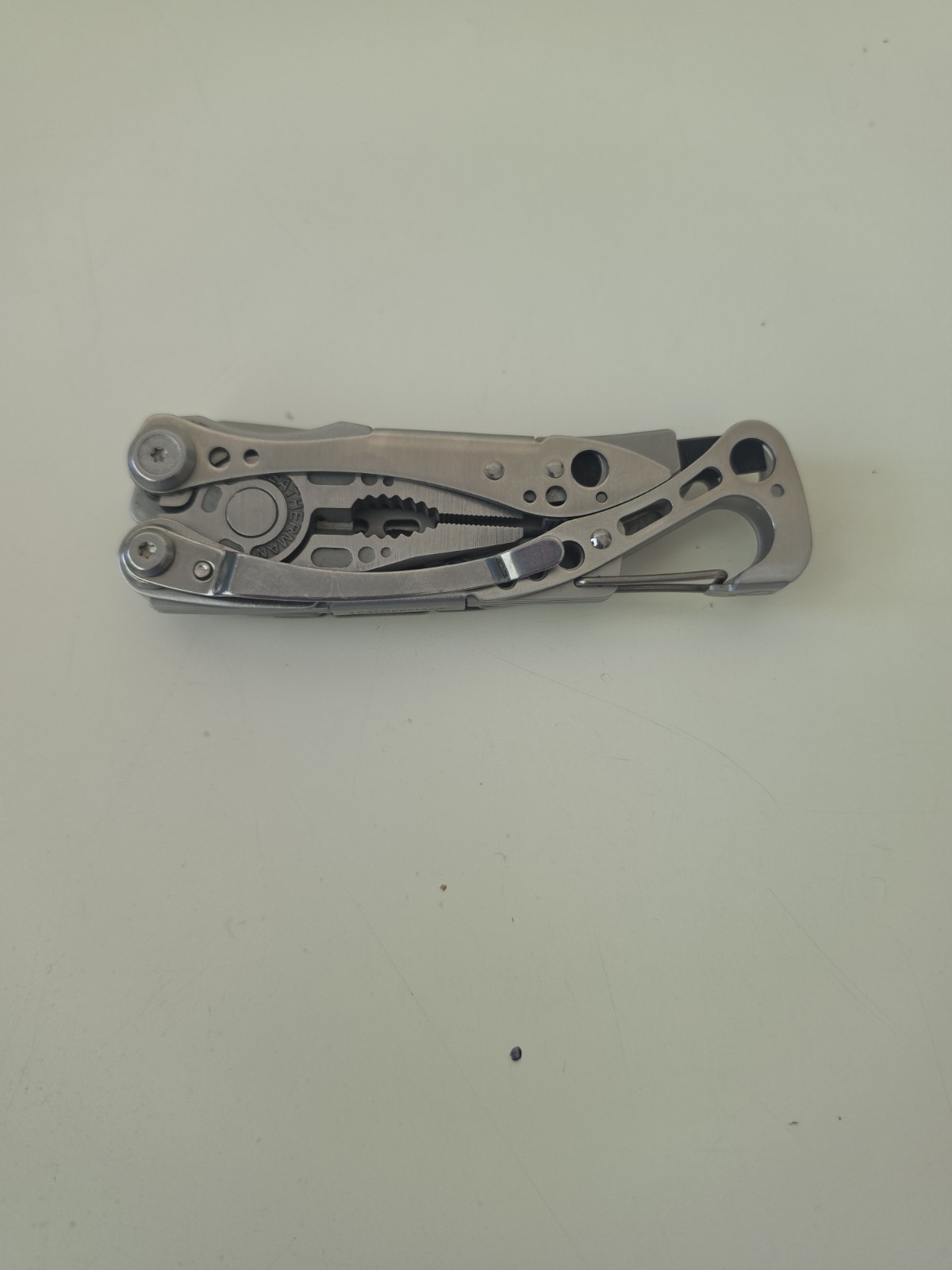 LEATHERMAN Skeletool Multi Tool – Combo Edge Blade Knife Pliers Carabiner