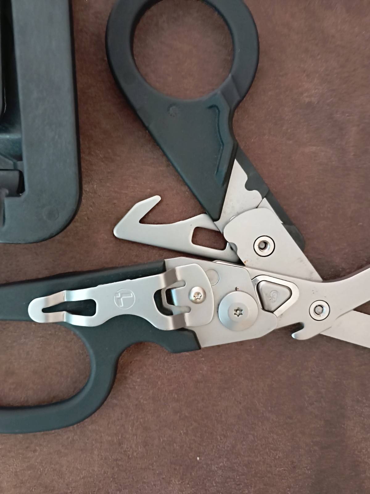 Leatherman Skeletool Multi-Tool/Nylon Sheath Leatherman Raptor Shears/Holster