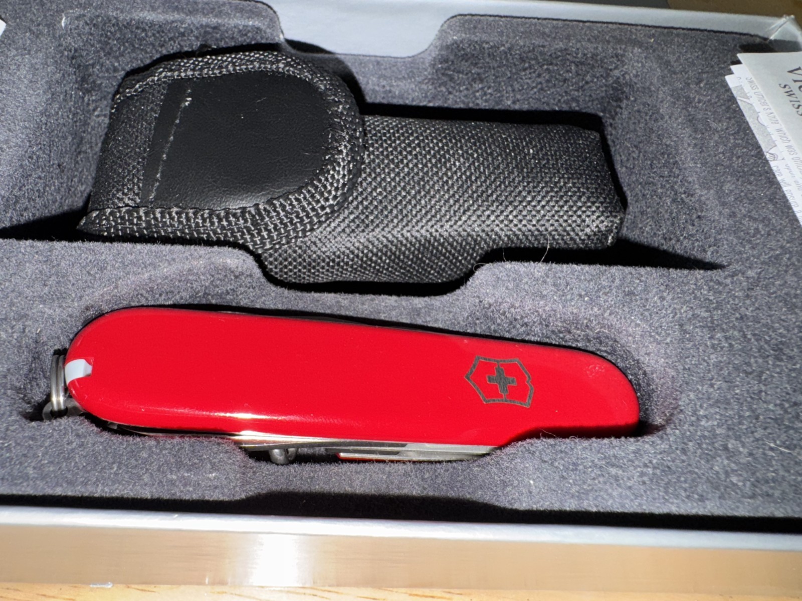 NEW Swiss Army Classic Red SD Knife and Flashlight Set, Victorinox New Boxed Set