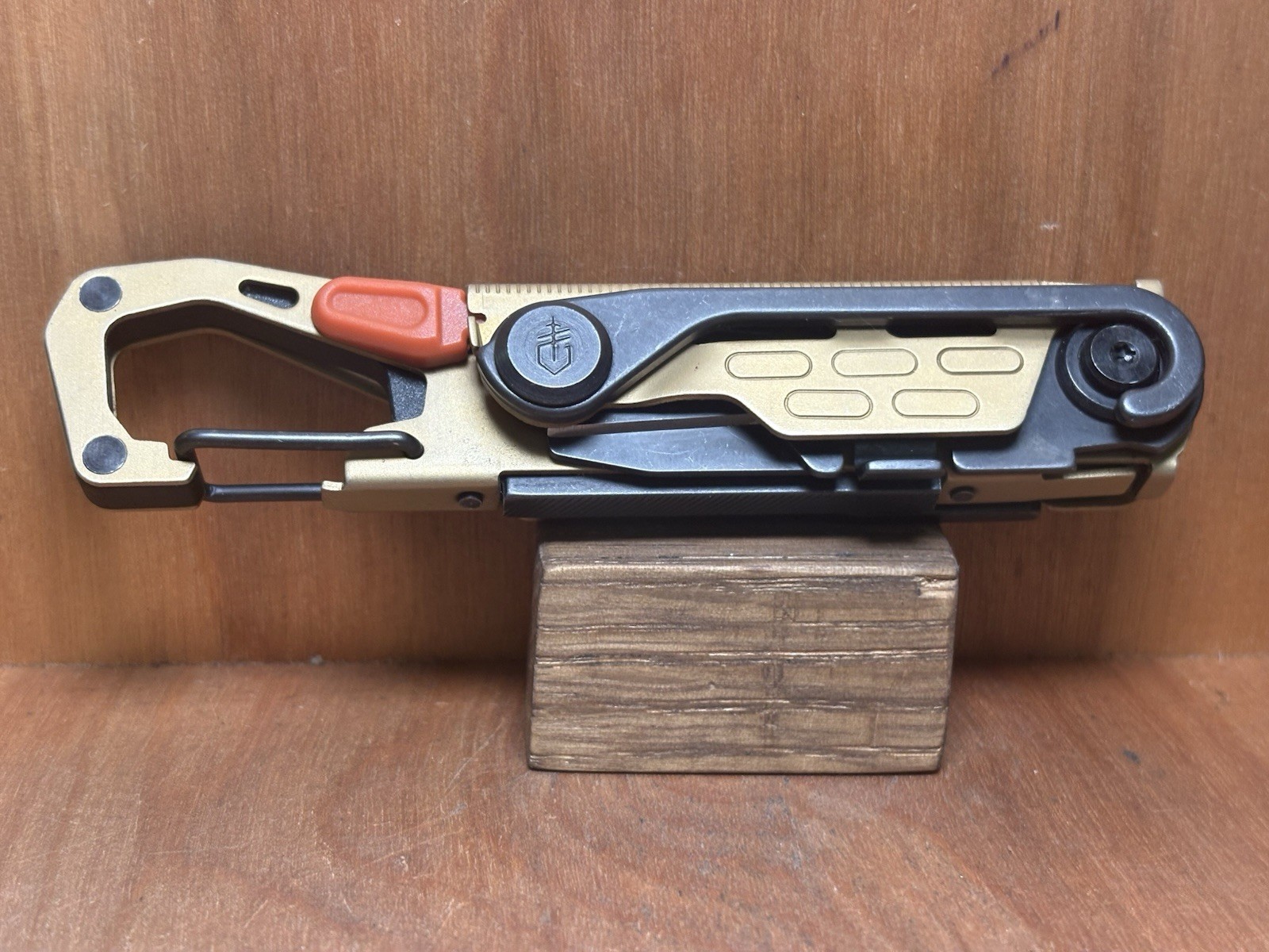Gerber STAKE OUT Camp Tool 2.5″ Bronze Plain Blade Carabiner 11 Tools EXCELLENT!