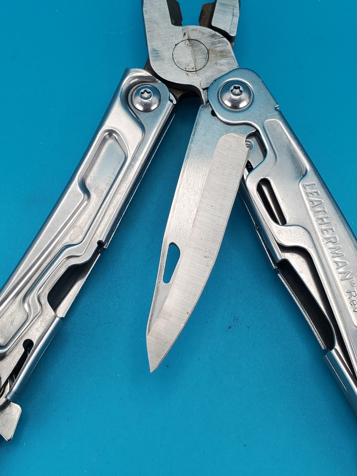 Leatherman Rev 3.8″ Multi-Tool, Stainless! *SOME RUST ON ITEM*