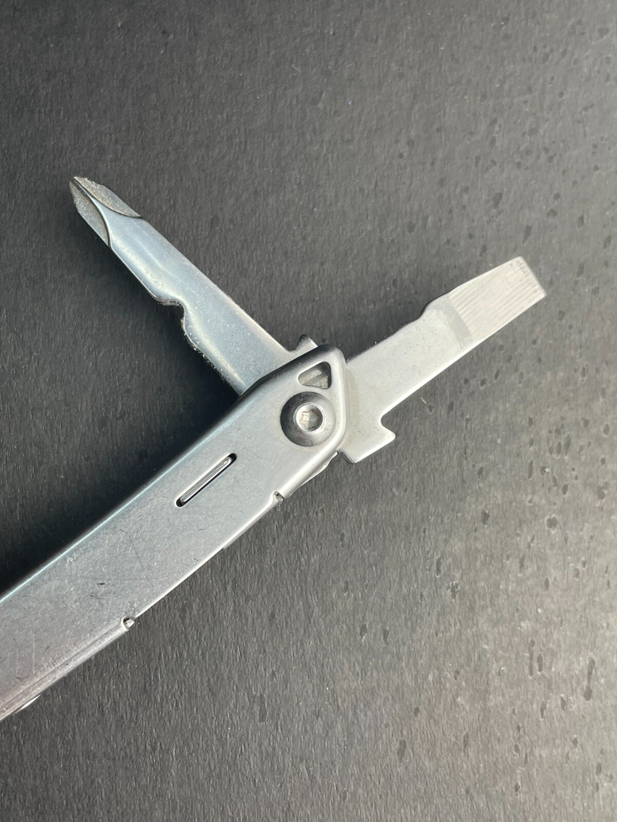 Leatherman Wingman Multitool with 14 tools Needle Nose pliers, wire cutter, etc.