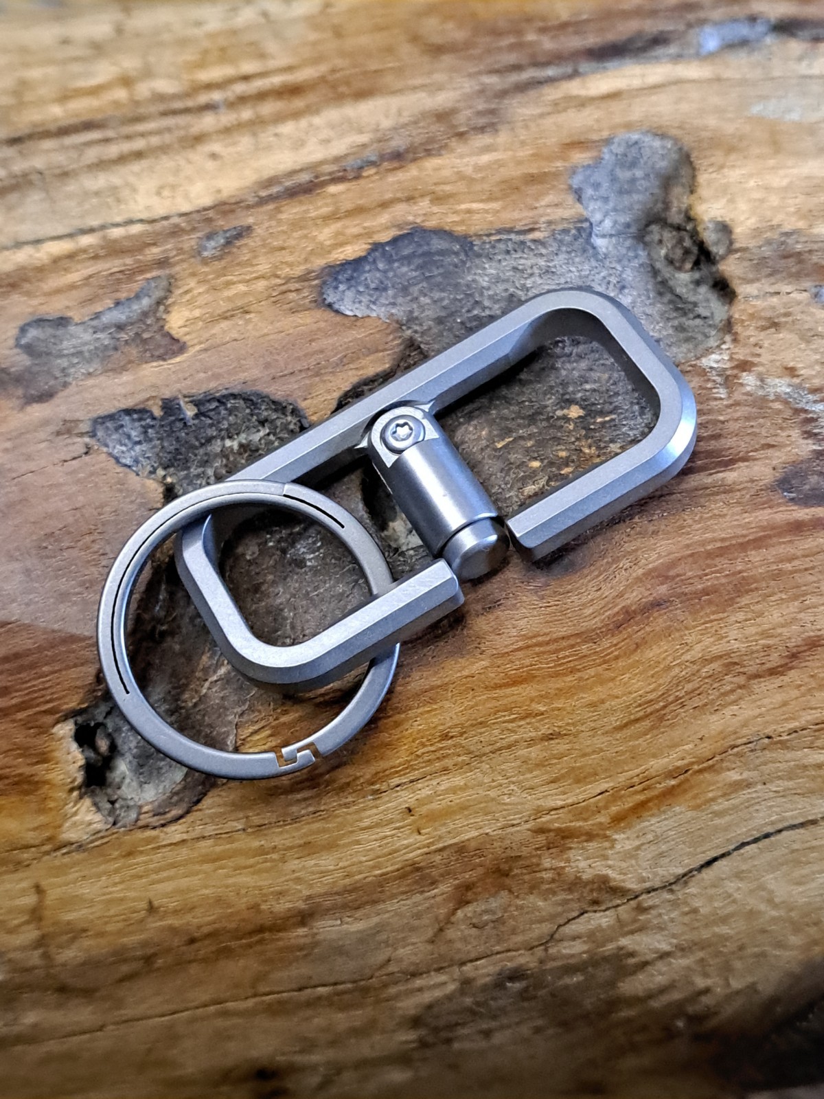 Pro Series Gentleman’s Dual Titanium Carabiner Keychain With Quicksnap Keyring