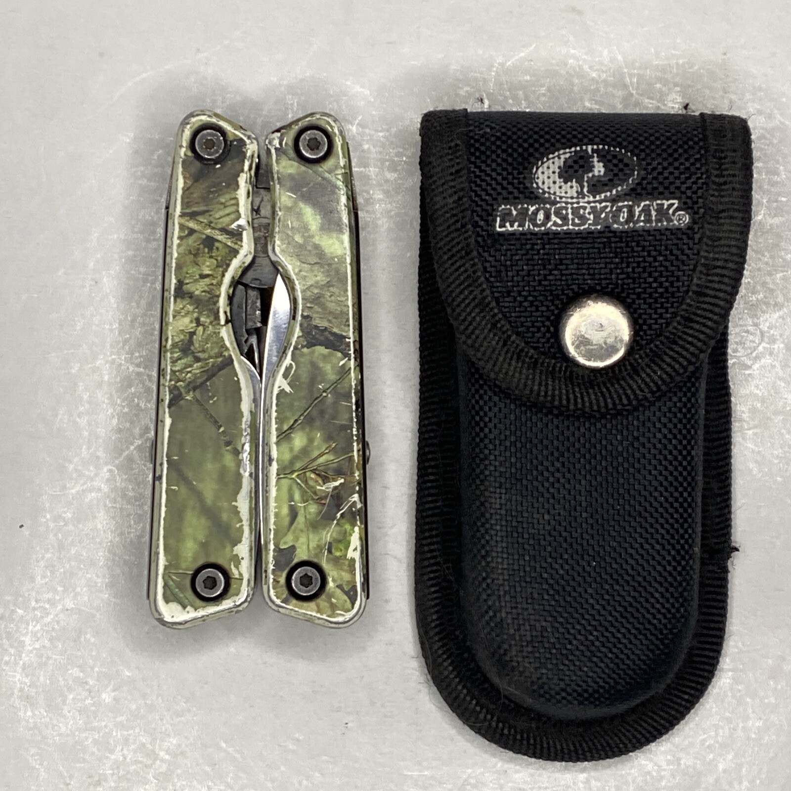 MOSSY OAK 13-1 Multi-tool – Multi Function Pliers – Folding Tool Camouflage