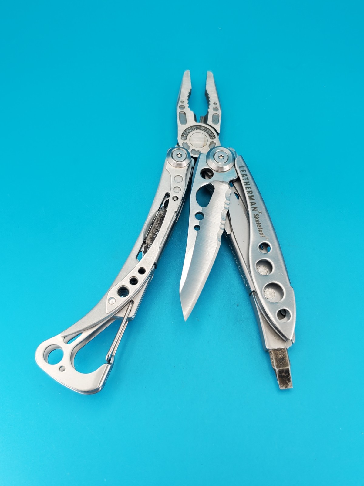 LEATHERMAN Skeletool Multi Tool – Combo Edge Blade Knife Pliers Carabiner!!!