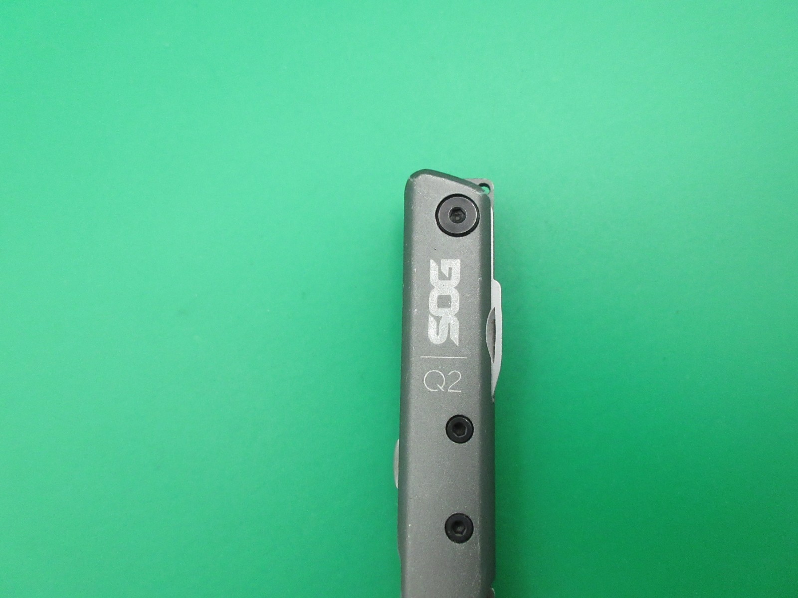 Sog Baton Q2 Multi Tool Flashlight Folding Knife Screwdriver Bottle Opener