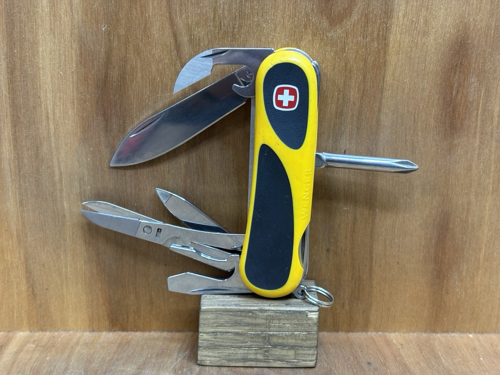 Victorinox Swiss Army Knives Evolution S18 Grip Yellow / Black NEAR MINT!
