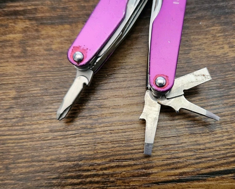 RARE Leatherman Juice XE6 Purple Thunder Pliers Multitool- Great Condition D71