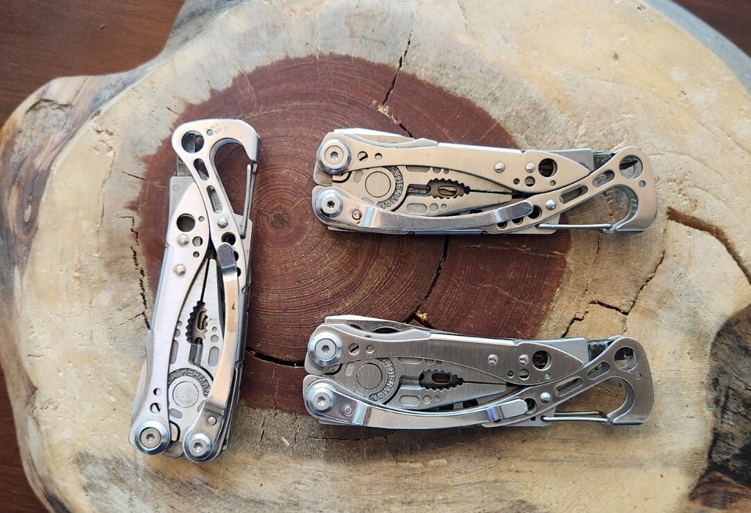 Leatherman Skeletool Multi-Tool, Pliers, Serrated Knife, Stainless – QTY 1