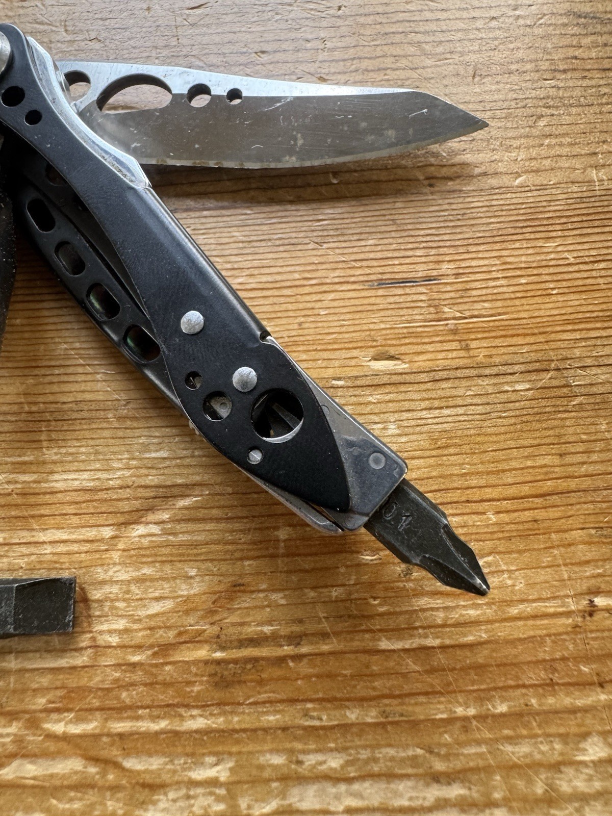 Leatherman Skeletool CX Multitool Plain Blade 154CM Steel Carbon Fiber