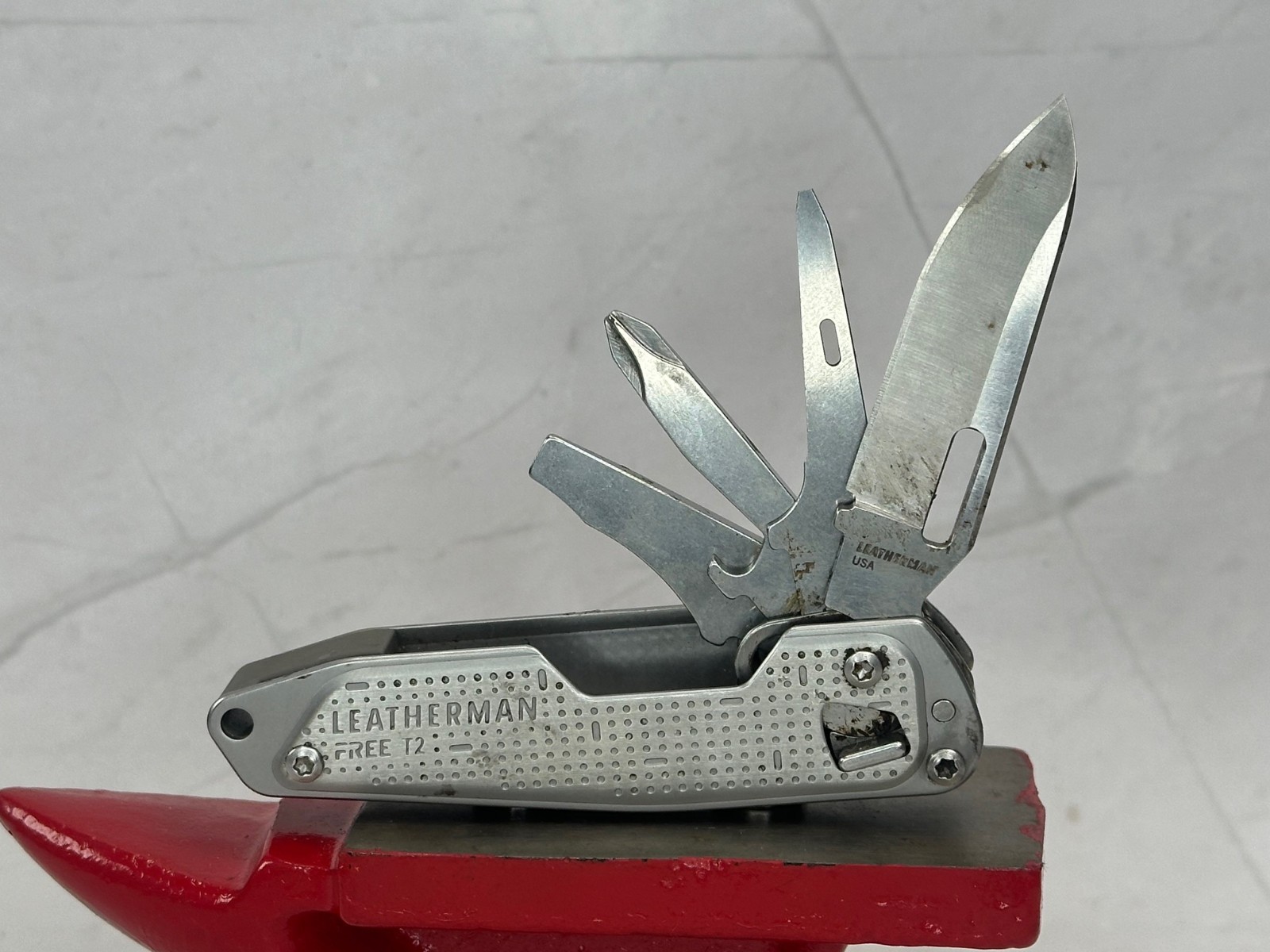 Leatherman FREE T2 Multitool Folding Knife Silver Tone EDC USA
