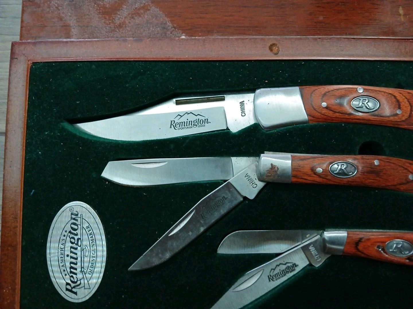 Remington – 3 Piece Folding Wood Handle Pocket Knife Set – In Case – Please READ
