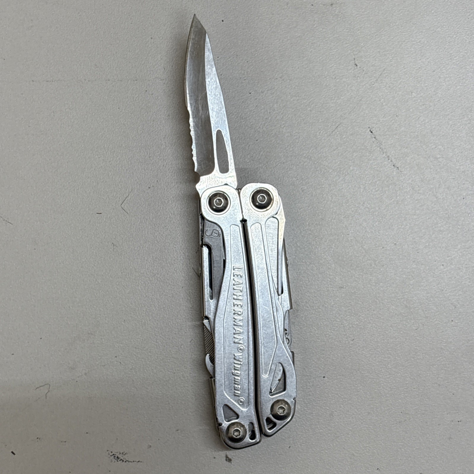 Leatherman Wingman Multitool with 14 tools Needle Nose pliers, wire cutter (037)