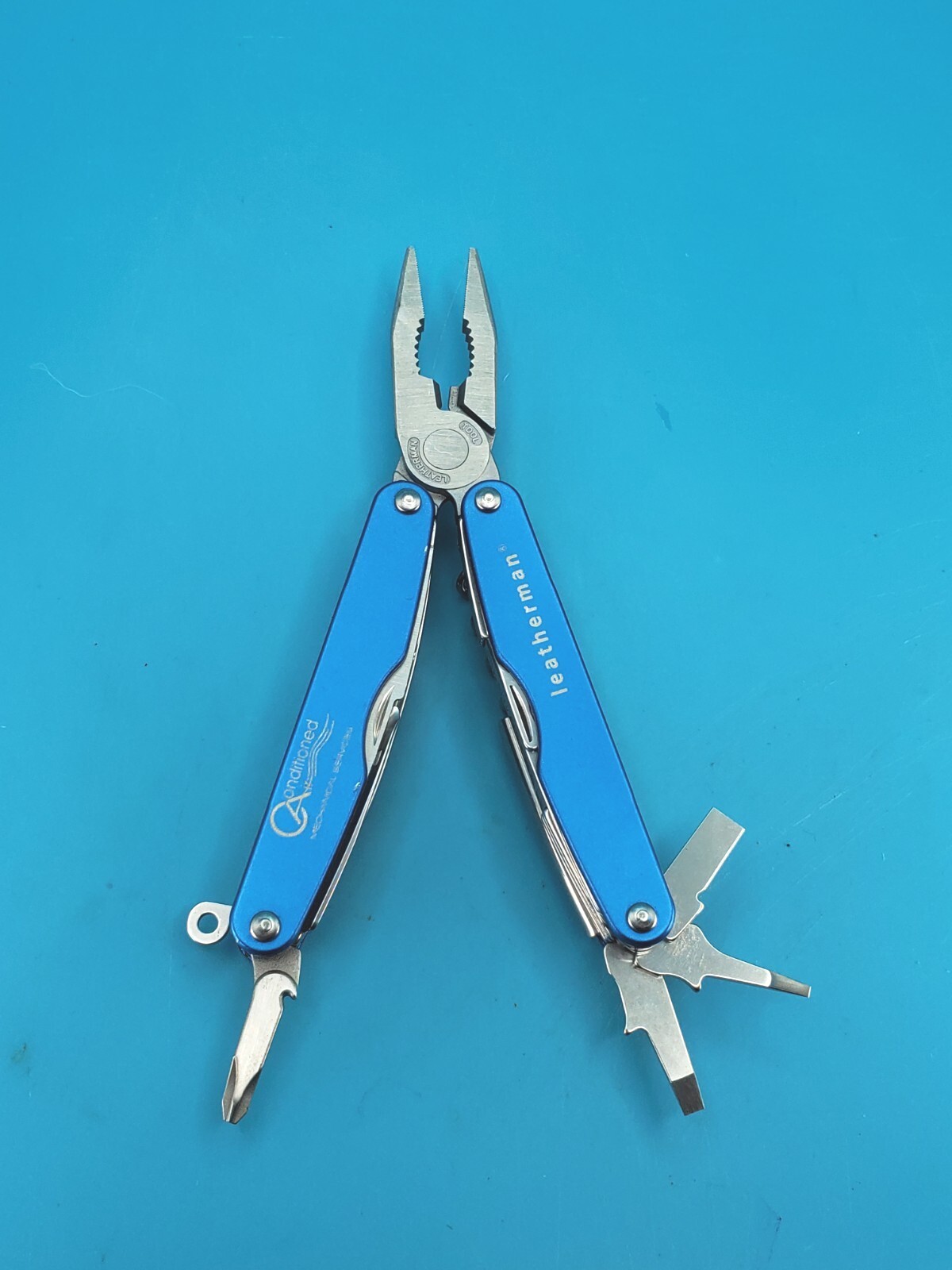Leatherman Juice CS4 Glacier Blue Multi Tool! Retired! NICE! WITH LEATHER SHEATH