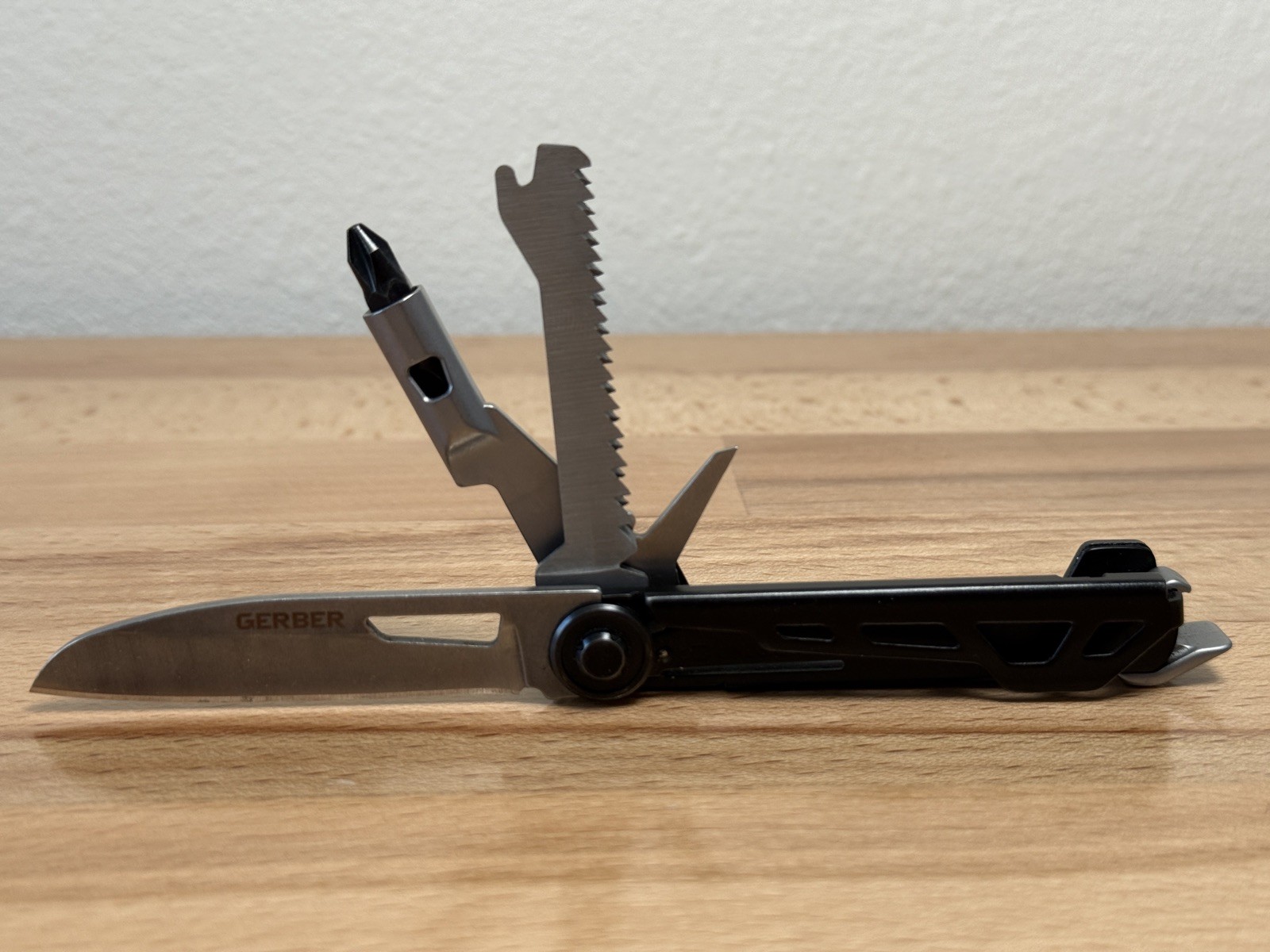 Gerber Armbar Trade Onyx Multi-Tool 2.5 ” SS Blade 2 Sided Screwdriver 2.5 O.Z.