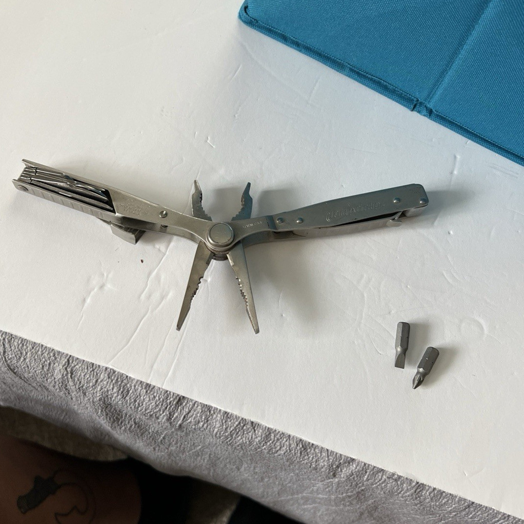 Flipgrip dual pliers multi tool