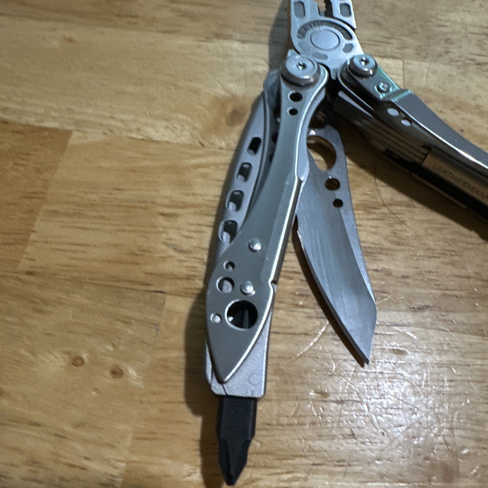 LEATHERMAN Skeletool Multi Tool – Combo Edge Blade Knife Pliers Carabiner Great