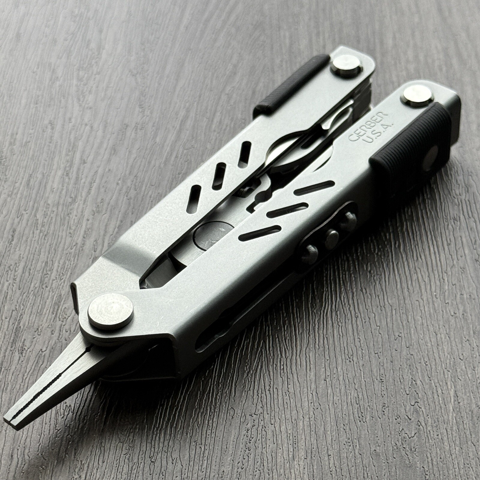 Gerber Fisherman Compact Multi Plier MP400 w/Tweezers & Extra Long Pliers