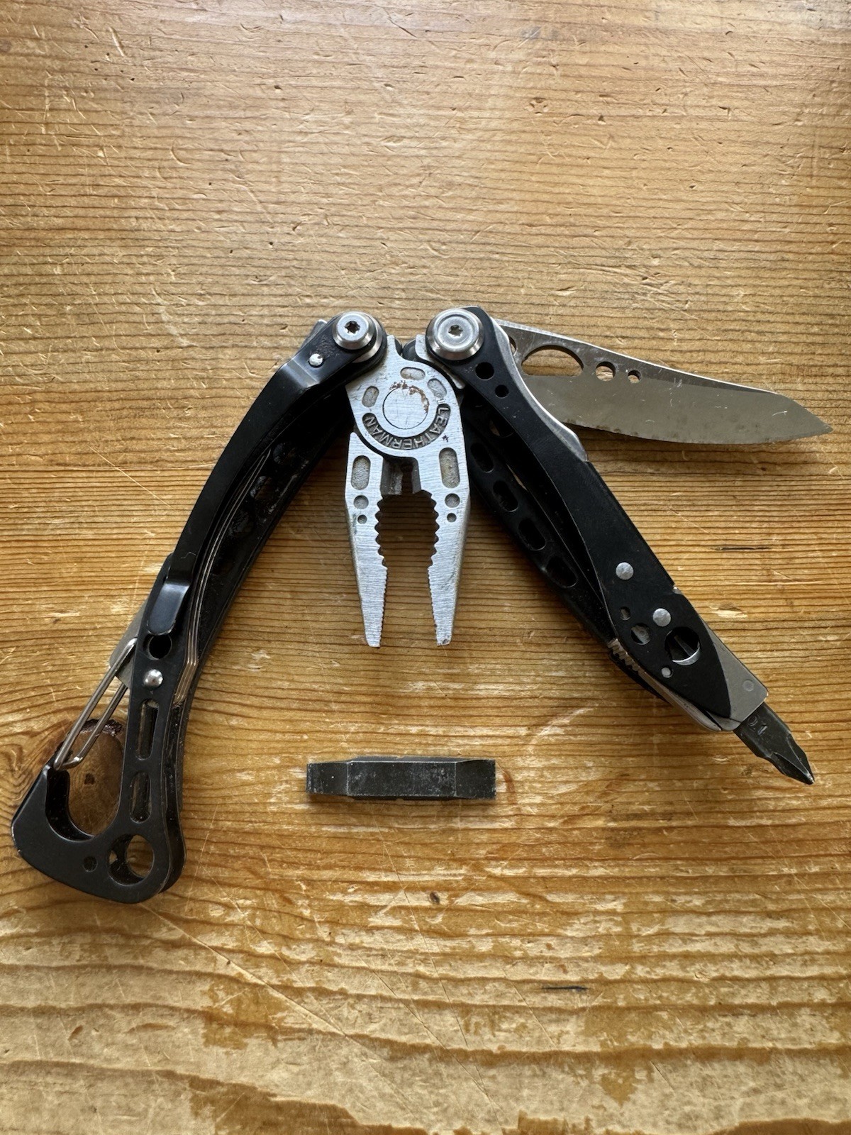 Leatherman Skeletool CX Multitool Plain Blade 154CM Steel Carbon Fiber