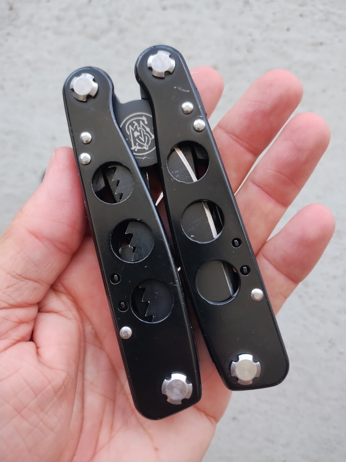 SMITH & WESSON S&W 16 FUNCTION MULTI-TOOL BLACK, EXCELLENT CONDITION, LOT OF 2