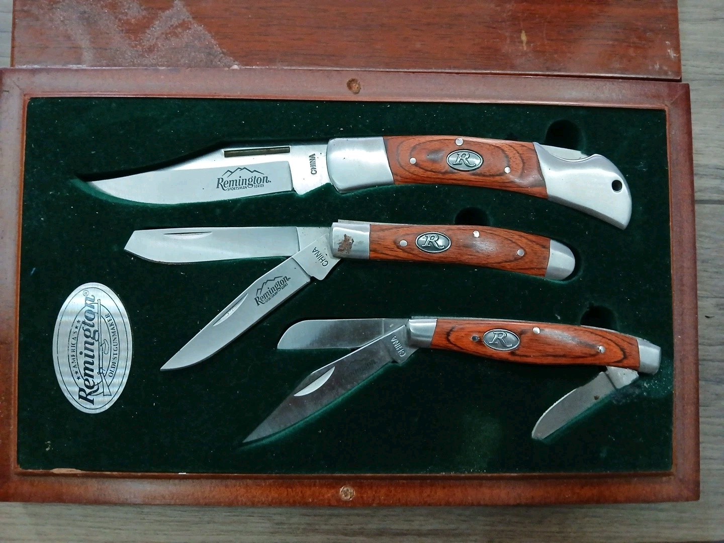 Remington – 3 Piece Folding Wood Handle Pocket Knife Set – In Case – Please READ