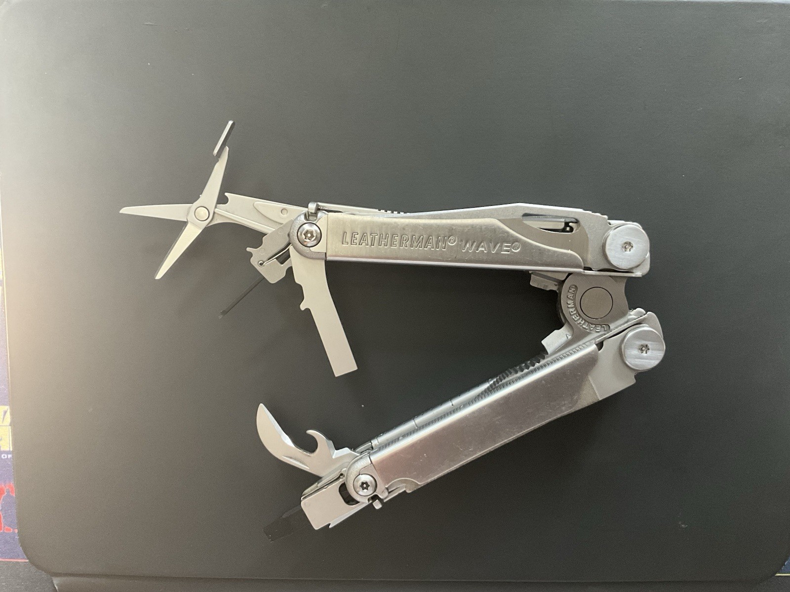 Leatherman Wave Stainless Steel Multi-Tool 17 Tools Part Serrated, Sheath