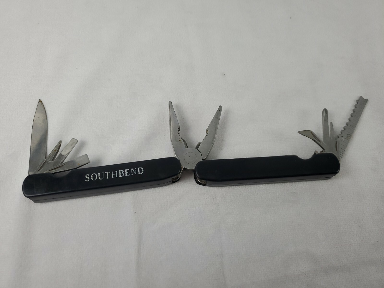 SOUTH BEND MULTITOOL 9 IN 1 KIT PLIERS KNIVES SCREW DRIVER OPENERS W/SHEATH -F S