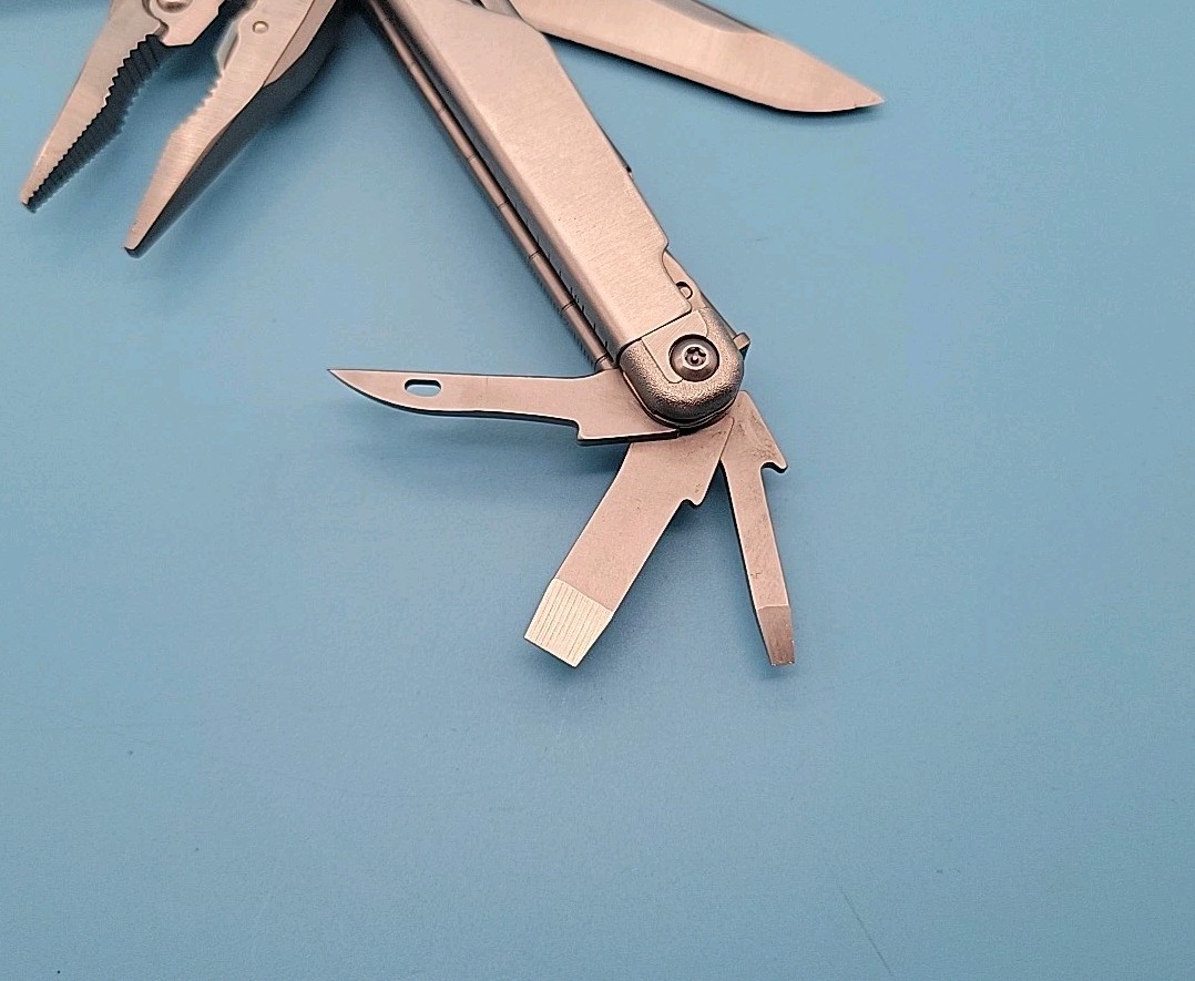 Leatherman Surge Multi-Tool w/ Sheath – Dated 1217 – Silver – Pliers, Knife