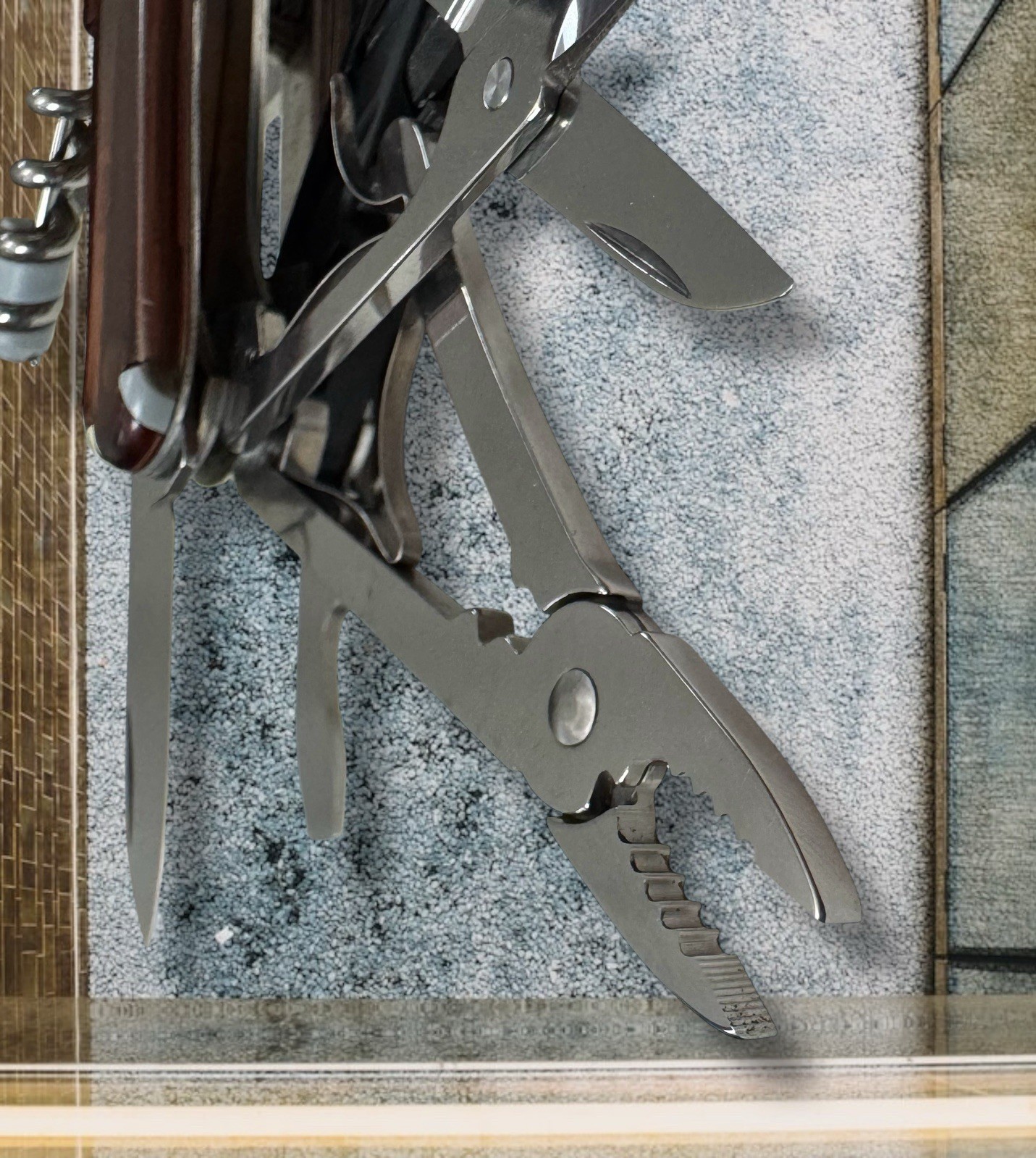 VICTORINOX SWITZERLAND OFFICIER SUISSE Stainless Rostfrei 16-Function Multi-Tool
