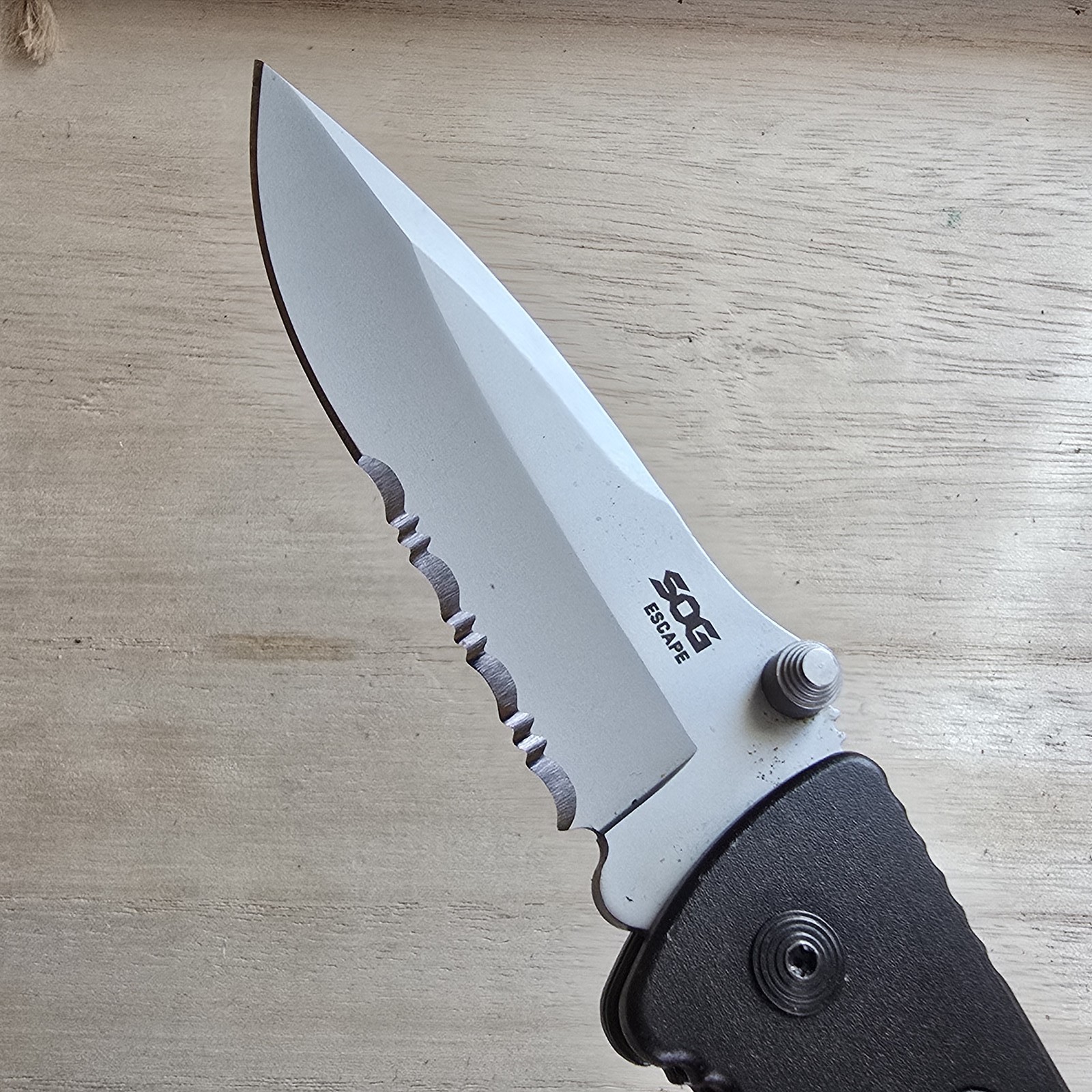 SOG ESCAPE LOCKBACK TACTICAL KNIFE BELT CUTTER GLASS BREAKER