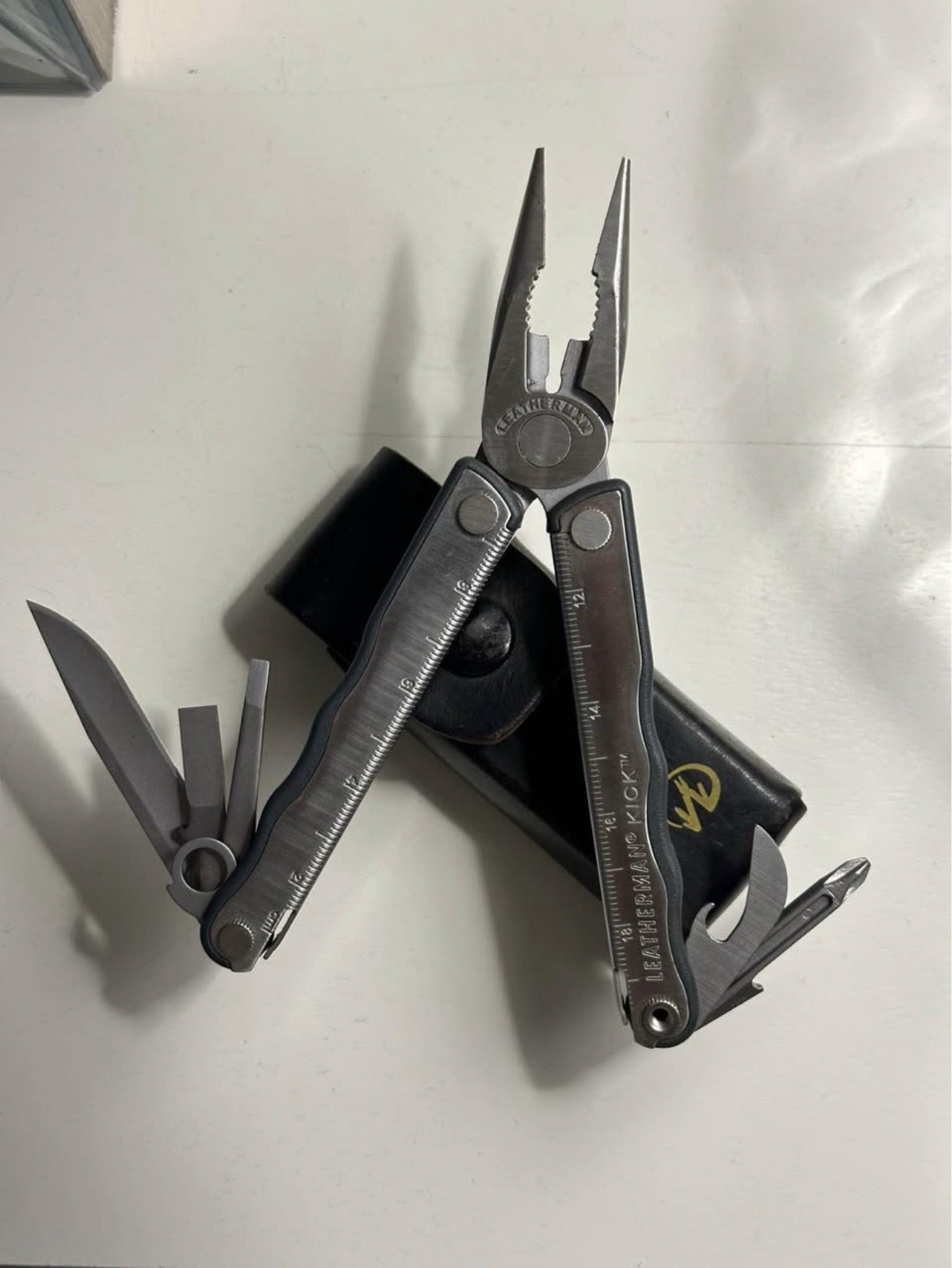 Leatherman Kick Multi-Tool 8 Tools Stainless Steel 2.25″ Straight Blade + Sheath