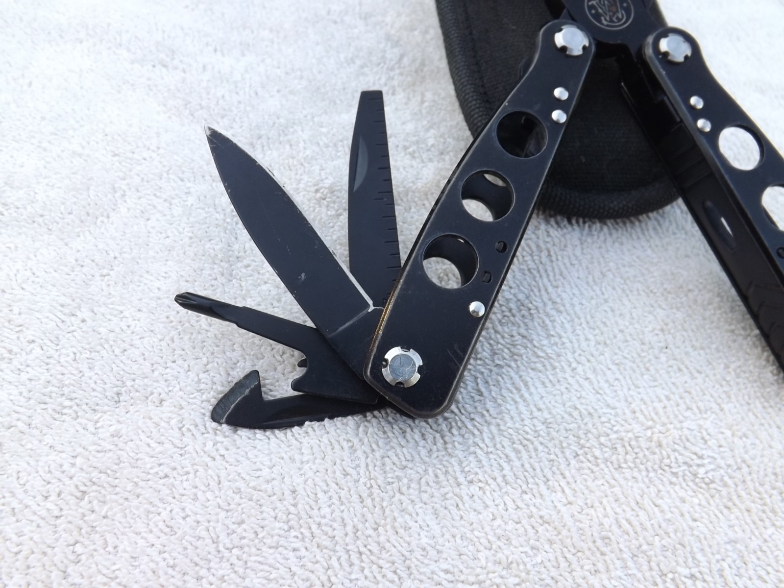 SMITH & WESSON 15 Function Multi-Tool Black LIGHTLY USED N SHEATH CASE NICE