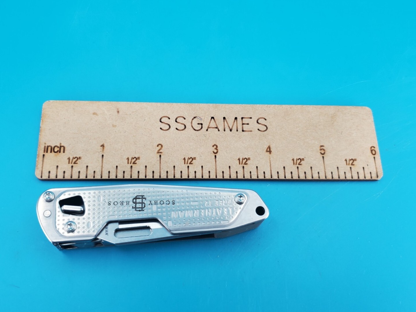 Leatherman FREE T2 Pocket Knife Multi-tool! *SCOBY BROS*