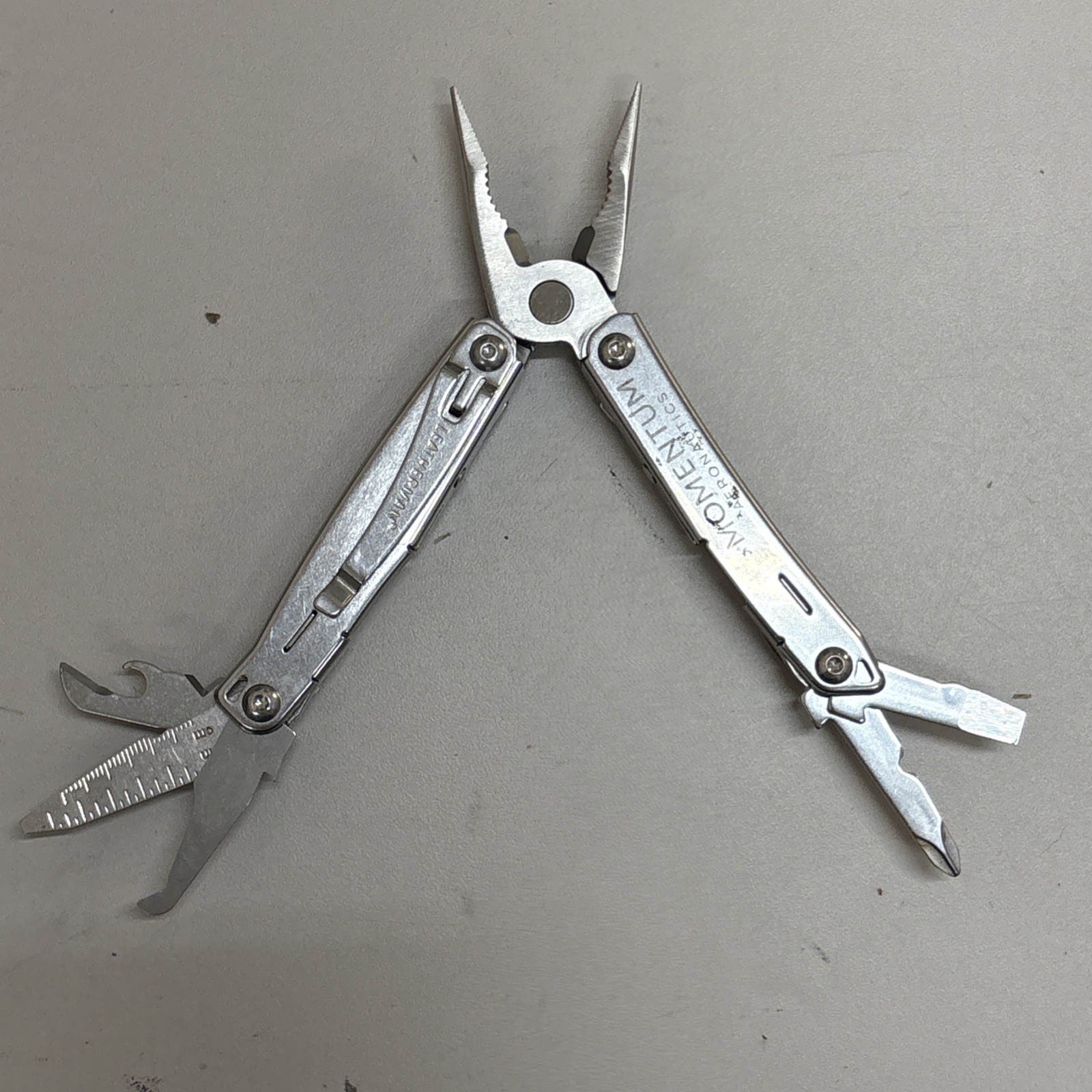 Leatherman Wingman Multitool with 14 tools Needle Nose pliers, wire cutter (030)