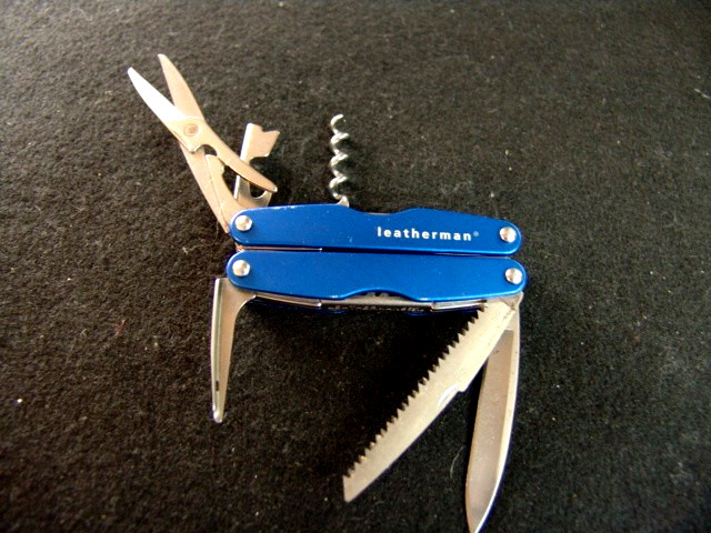 LEATHERMAN- -JUICE CS4 –DISCONTINUED–BLUE–MULTI TOOL–EXCELLENT