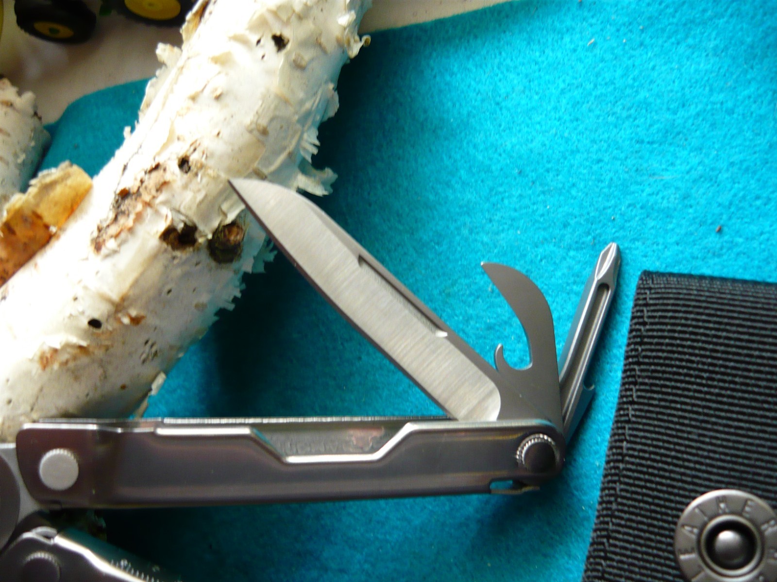 NEW Leatherman 832935 BOND Multi-Tool 14 Tools Stainless Steel With Nylon Sheath