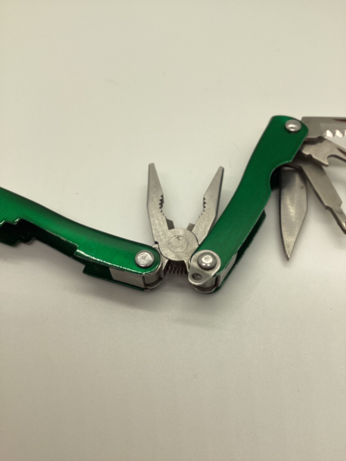 Cabela’s 2.75 inches long Multi-tool – Pre-owned