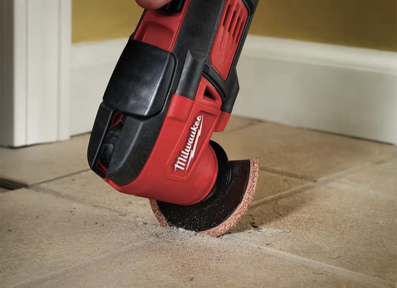 Milwaukee 2626-21 M18 18V Li-ion Cordless Oscillating Multi-Tool Kit (NEW)