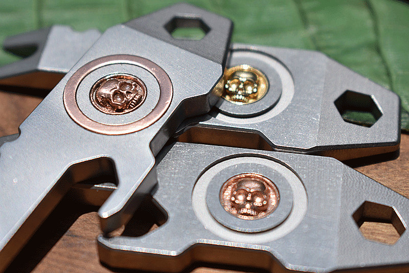 1PC EDC Titanium Inlaid Skull Multi Tools Pry Bar Crowbar Wrench Opener Keychain