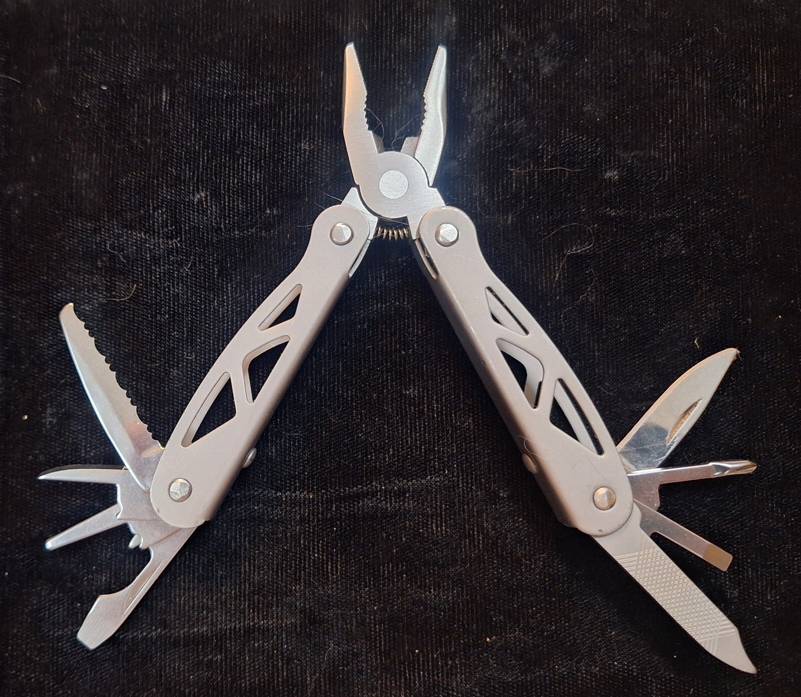 10 IN 1 – Multi-tool Folding POCKET/PURSE NEEDLE NOSE PLIERS Nwob SEE PICTURES