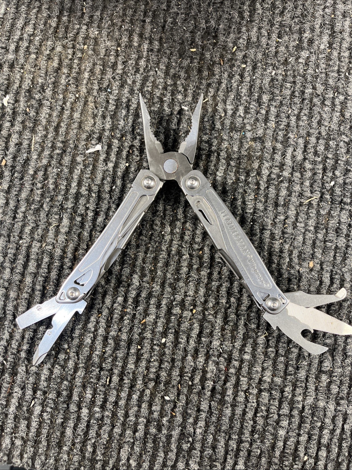 Leatherman Wingman Multitool with 14 tools Needle Nose pliers, wire cutter (031)