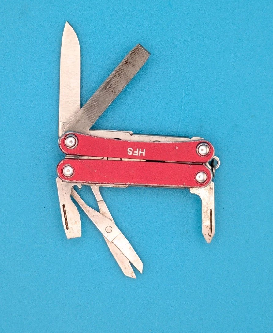 Leatherman SQUIRT PS4 Multi-Tool! *BROKEN PLIERS*