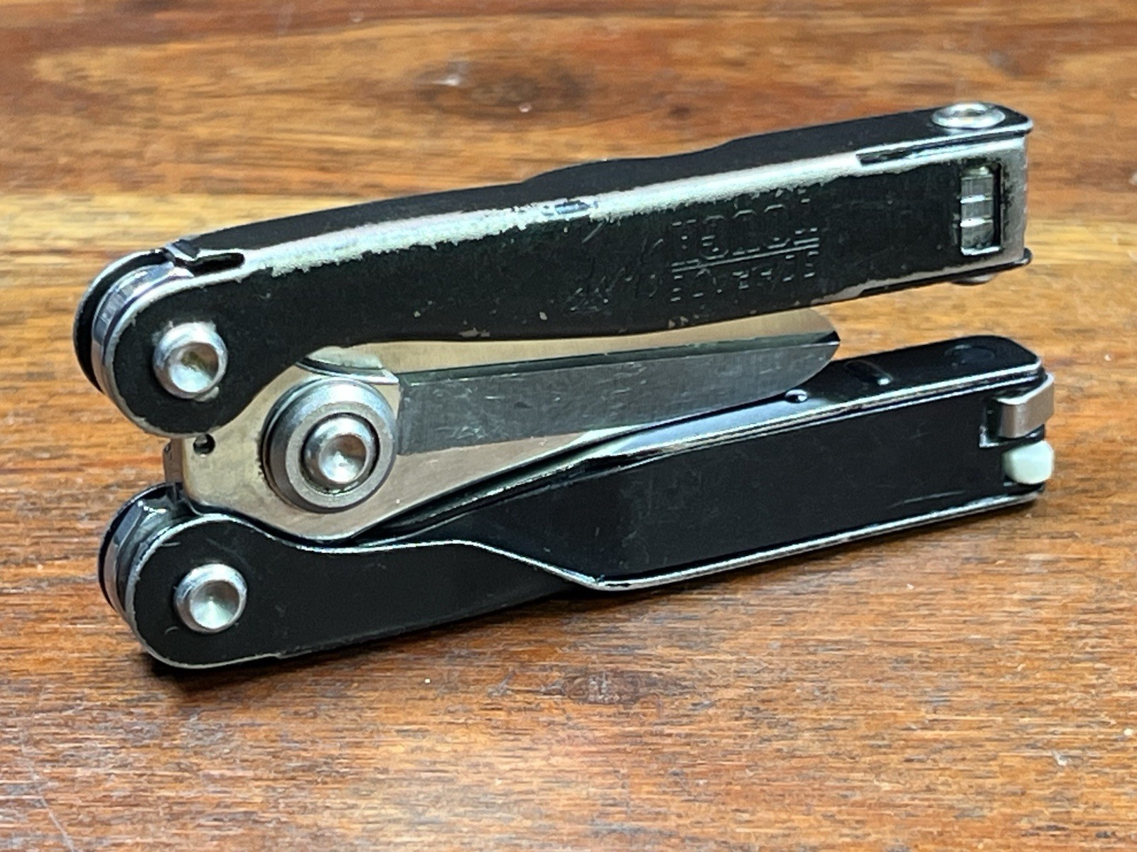 Schrade Black USA ST2 Multi-tool Tough Chip Compact / Mini Tool