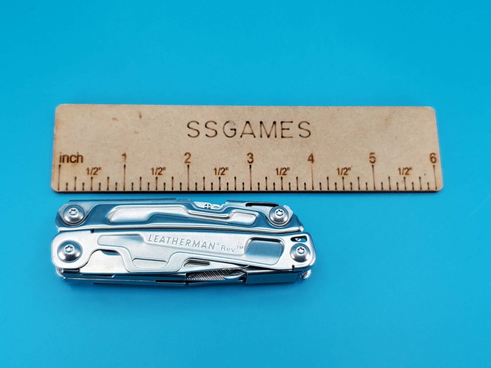 Leatherman Rev 3.8″ Multi-Tool, Stainless! *MINOR RUST ON ITEM*