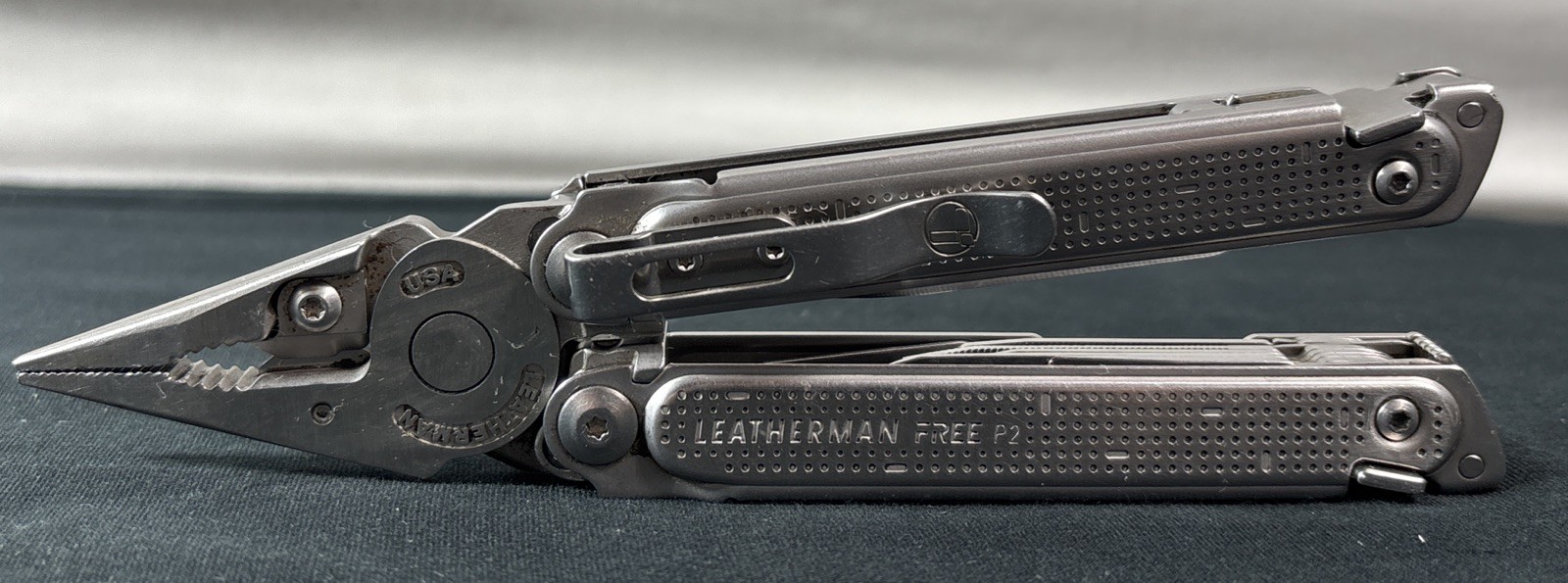 Leatherman Free P2 Multitool (READ)